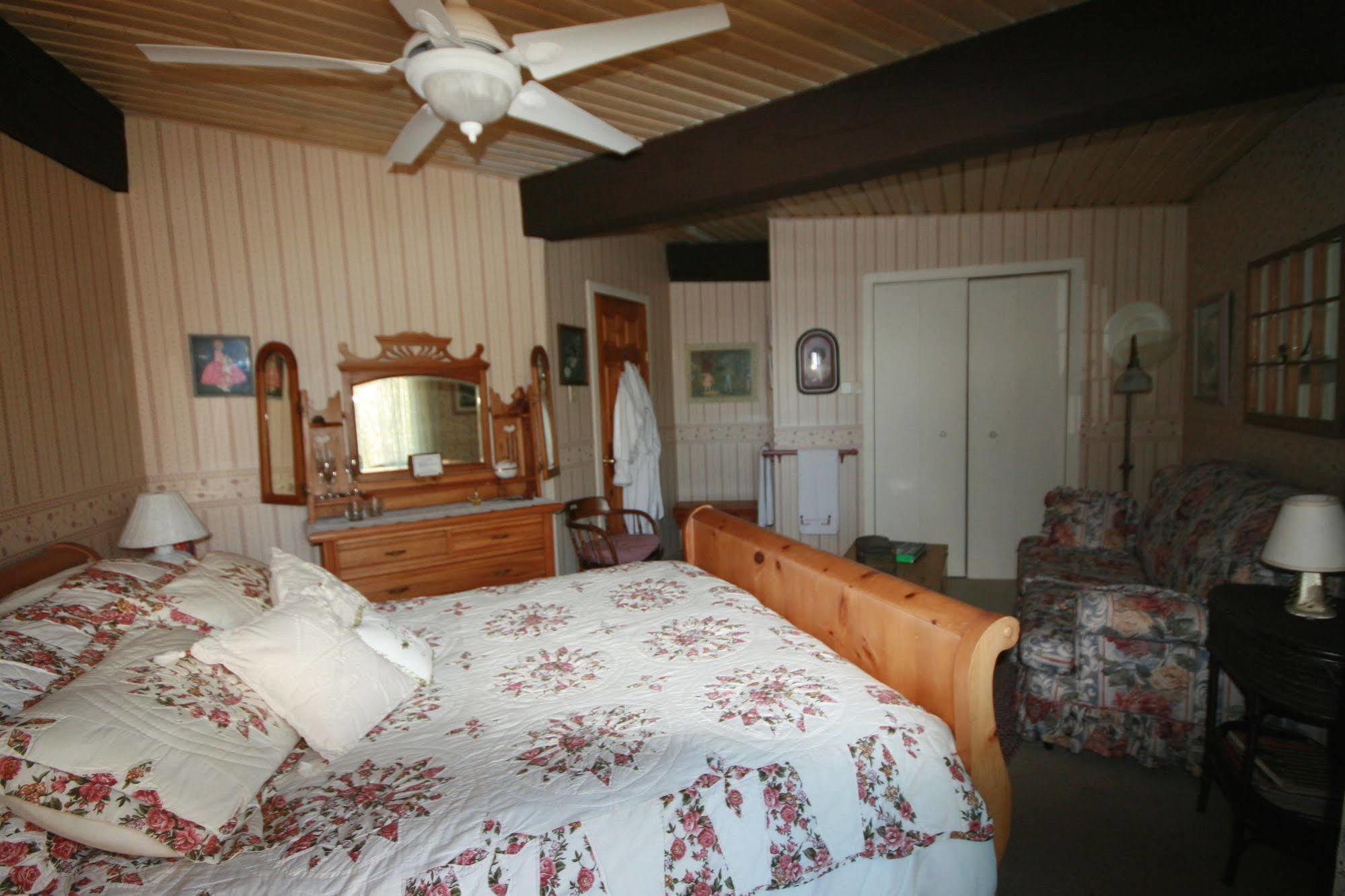 Stouffermill Bed & Breakfast Algonquin Highlands Экстерьер фото